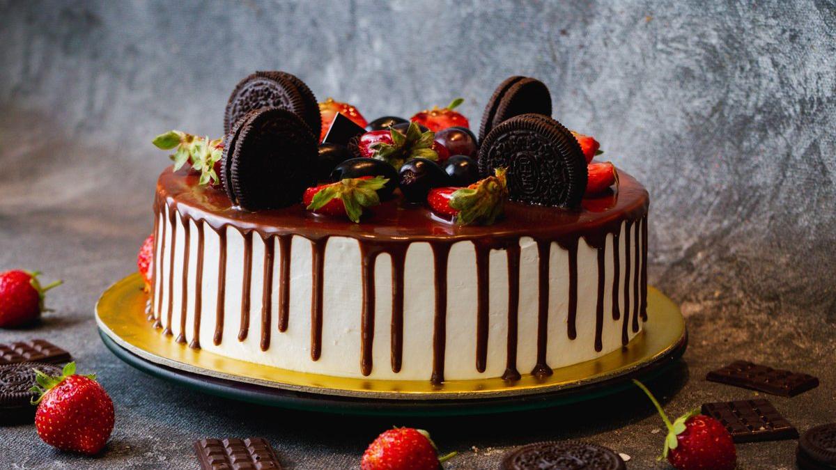 Pistachio Kunafa Chocolate Cake