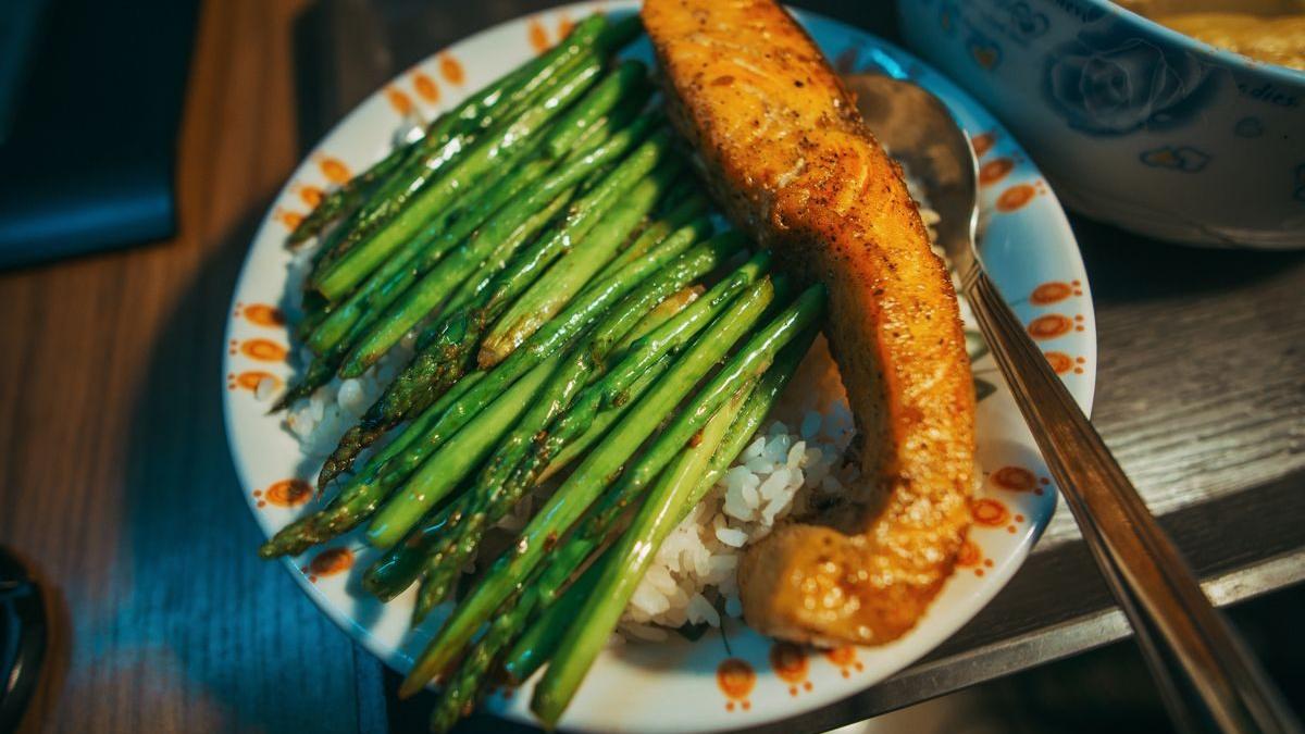 Sheet-pan salmon & asparagus